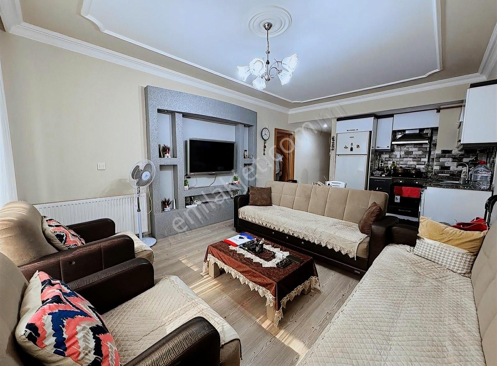 E-5 Dibinde Balkonlu Eşyalı Satılık 1+1 Daire
