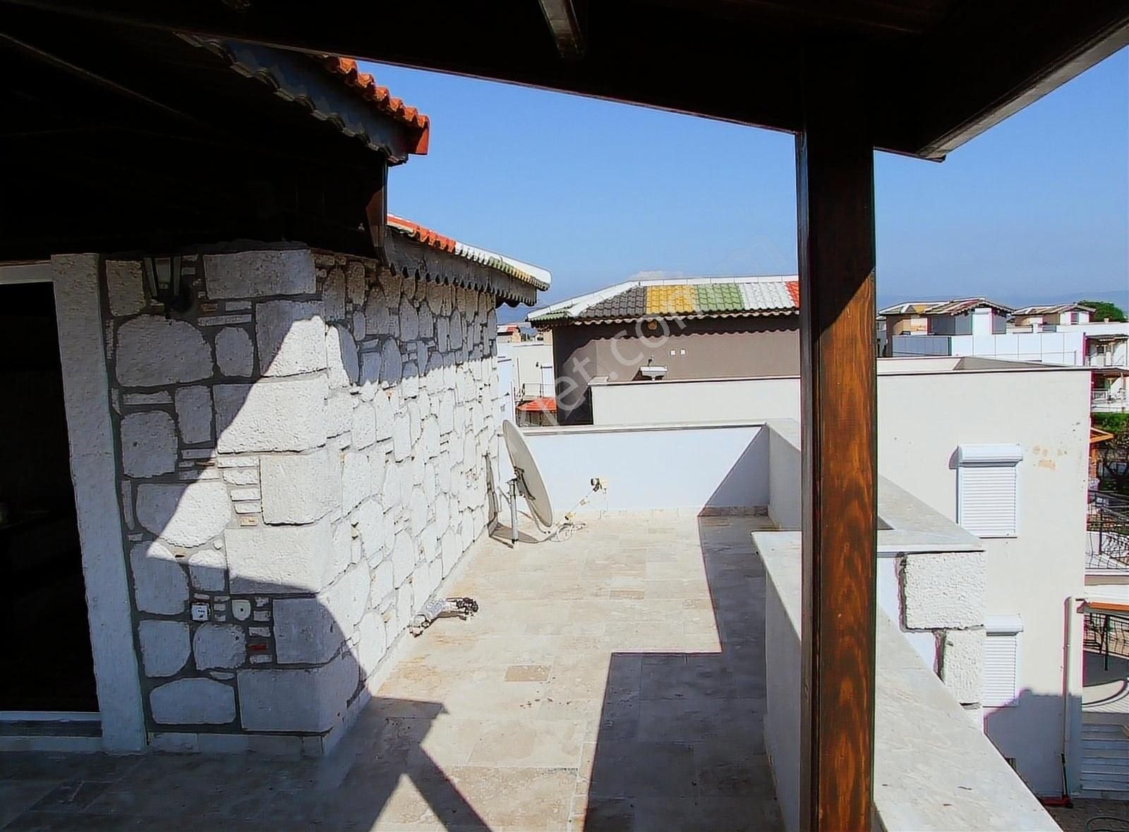 Çandarlı Olgu Sitesinde Komple Yenilenmiş Eşyalı Villa - Görsel 35