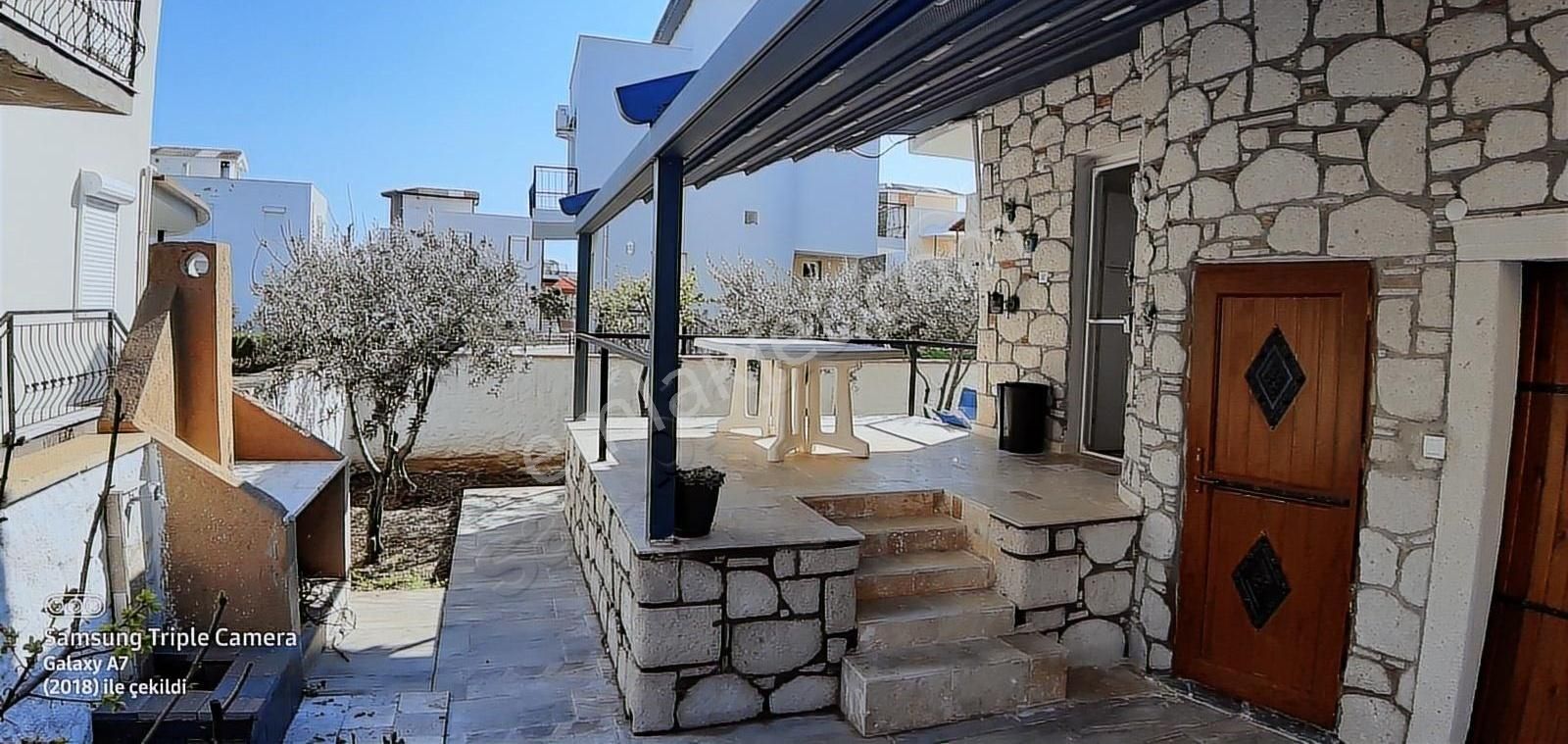 Çandarlı Olgu Sitesinde Komple Yenilenmiş Eşyalı Villa - Görsel 12