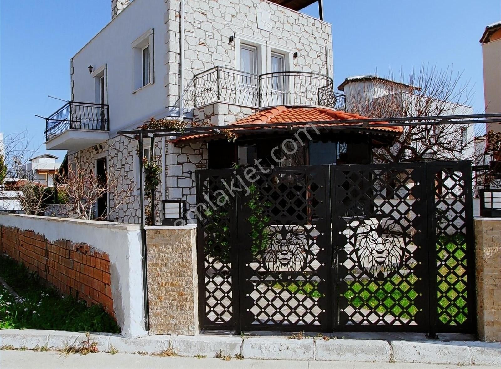 Çandarlı Olgu Sitesinde Komple Yenilenmiş Eşyalı Villa - Görsel 32