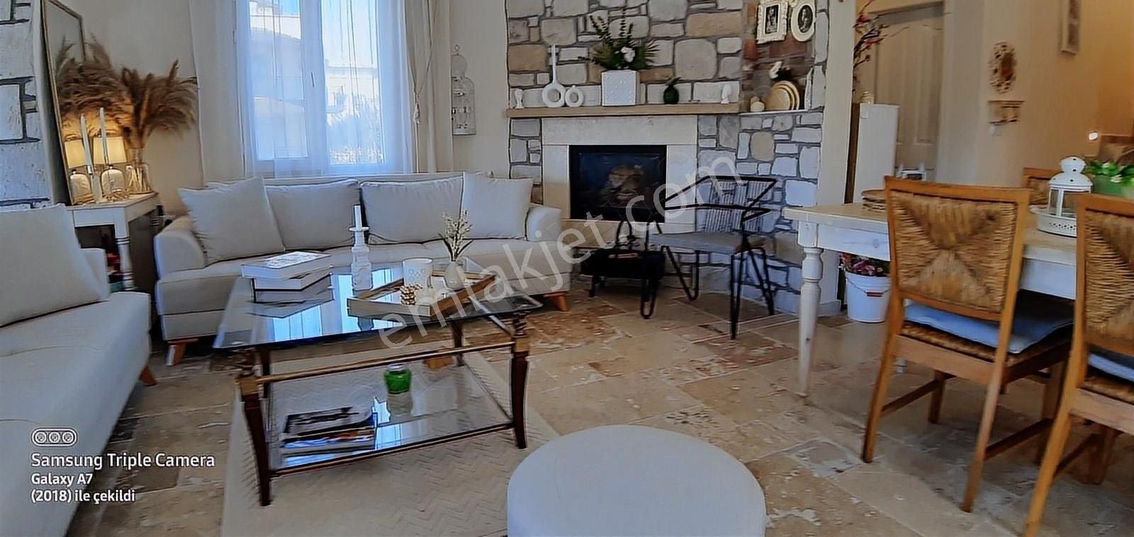 Çandarlı Olgu Sitesinde Komple Yenilenmiş Eşyalı Villa - Görsel 9