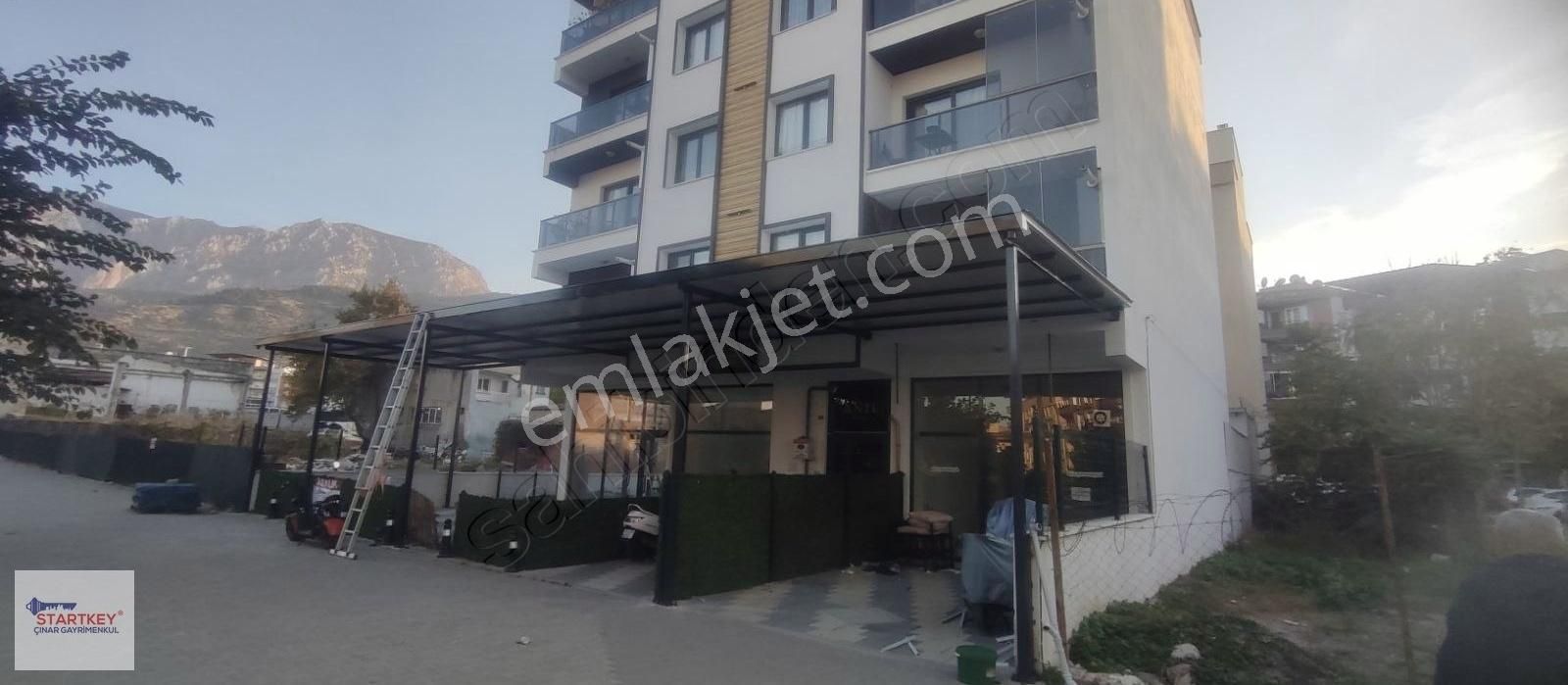 Yarhasanlar Mah.de Parka Bakan Önü Bahçeli Sundurmalı Dükkan