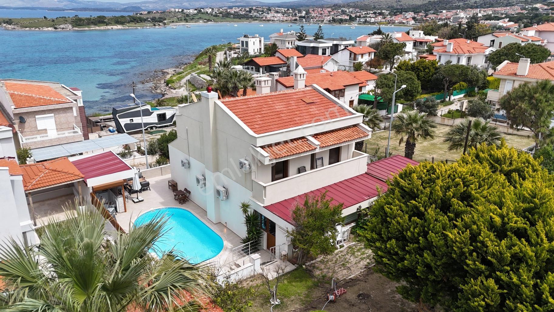 Çeşme Şifne’de Deniz Manzaralı Müstakil Havuzlu Satılık Villa