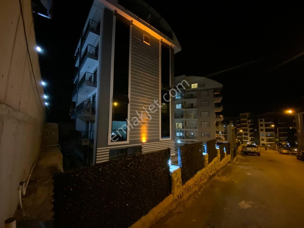 Yukarı Oba'da Tek Blok Aktiviteli Fırsat Daire 1+1 Eşyalı Satılık Güney Cephe 2.kat
