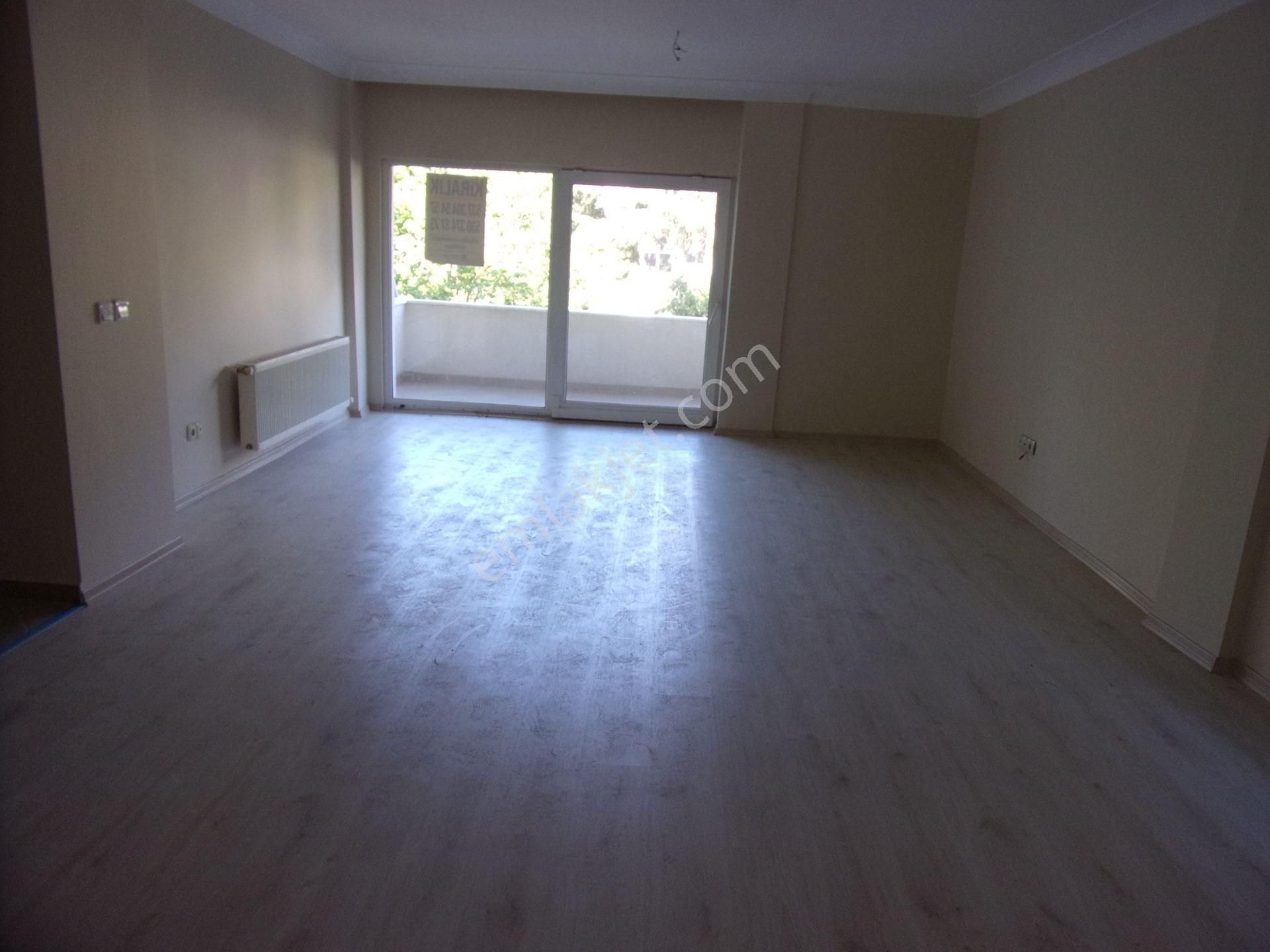 Tarabya Sanatçılar Sitesinde 3+1 140 Metrekare Kıralık Ara Kat Kiralık Daire