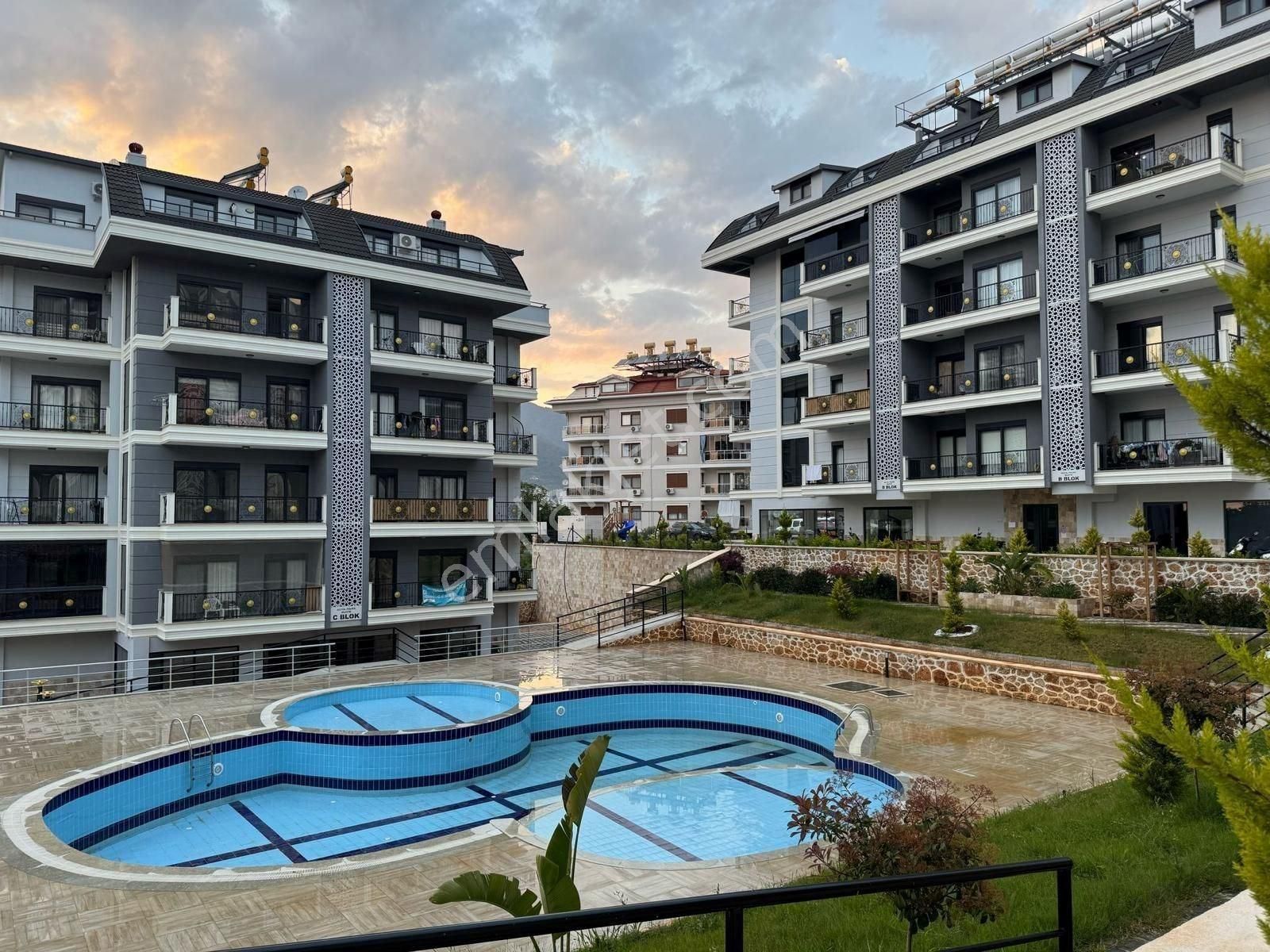 Alanya Oba'da Havuzlu Site İçerisinde 4+1 Satılık Dubleks Daire