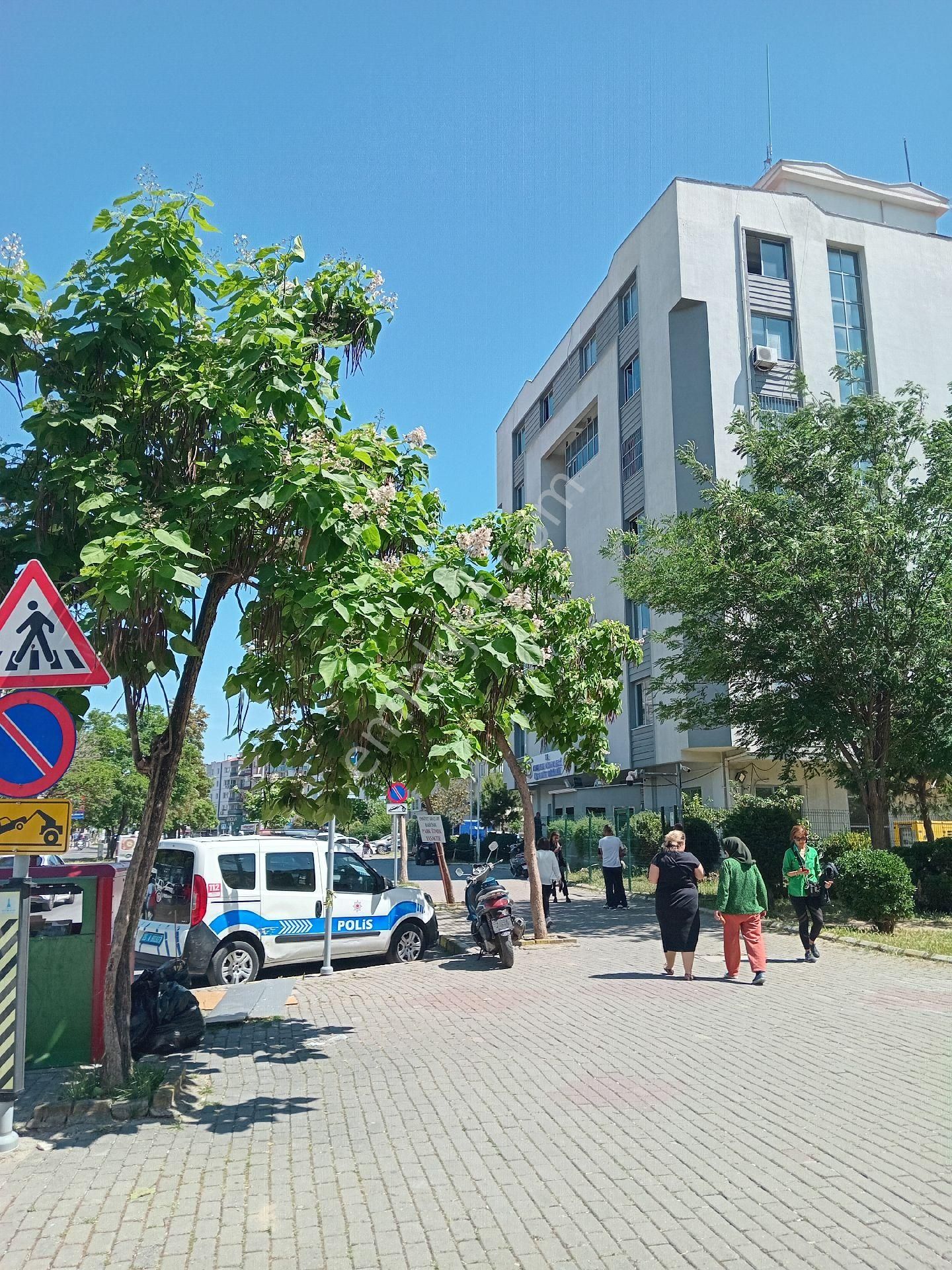 Karşıyaka İlçe Emniyet Müdürlüğü Yanı Kiralık Daire