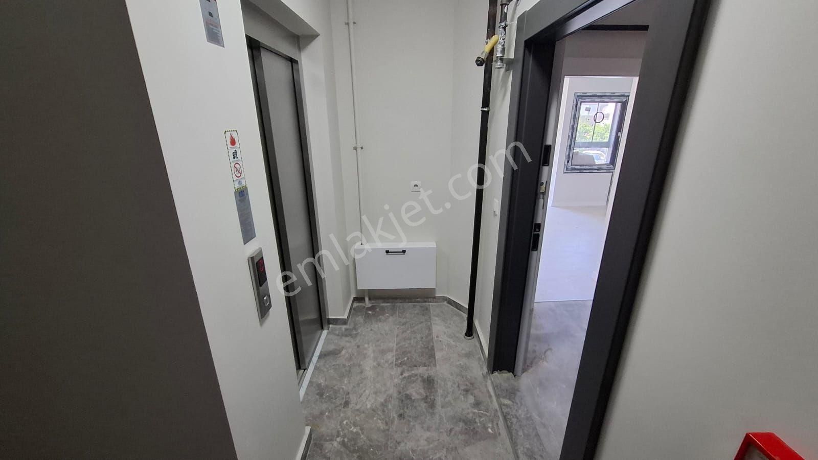 Bakırköy Merkezde Cadde Üstü - Görsel 18