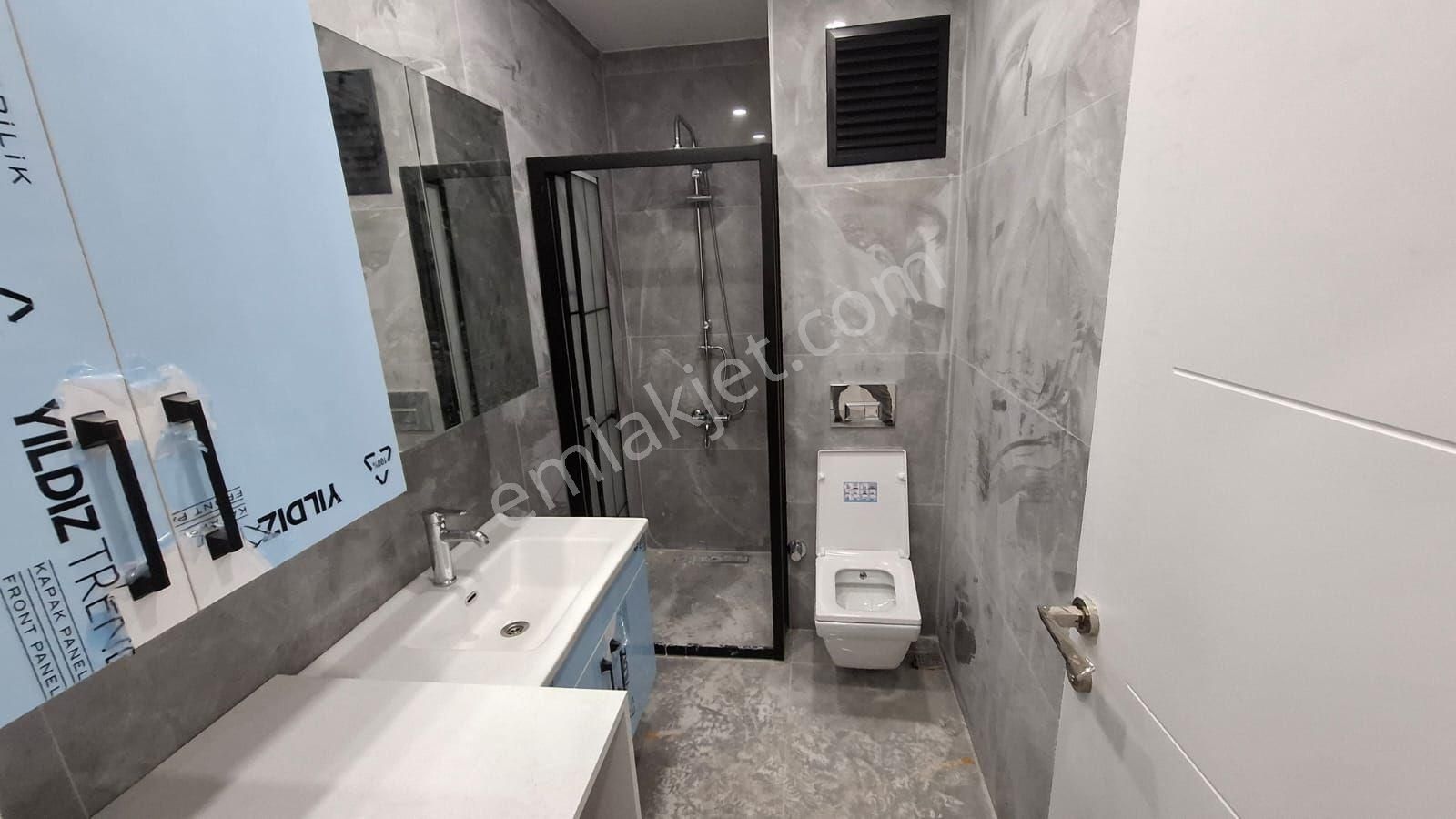 Bakırköy Merkezde Cadde Üstü - Görsel 13