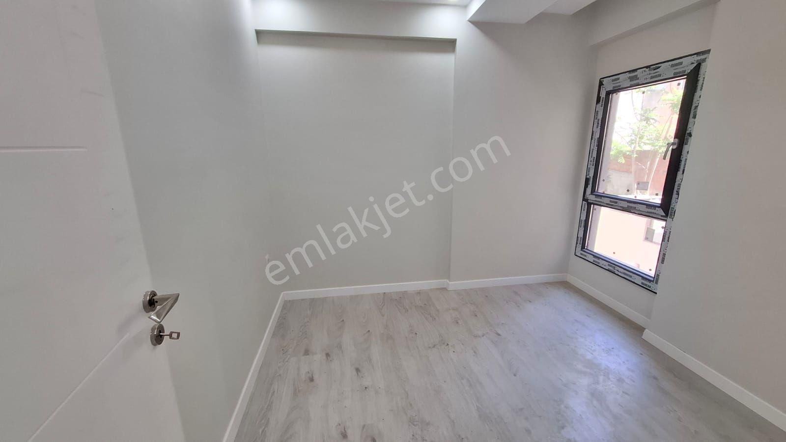Bakırköy Merkezde Cadde Üstü - Görsel 11