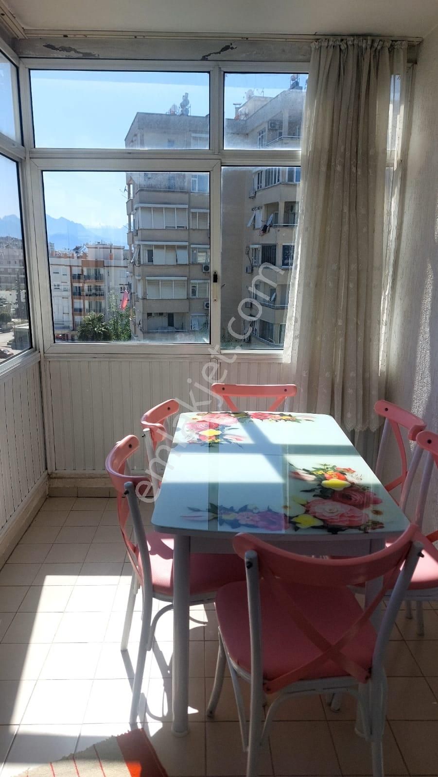 Kızıltoprak 'ta Asansörlü Geniş Arakat Kullanışlı 3+1