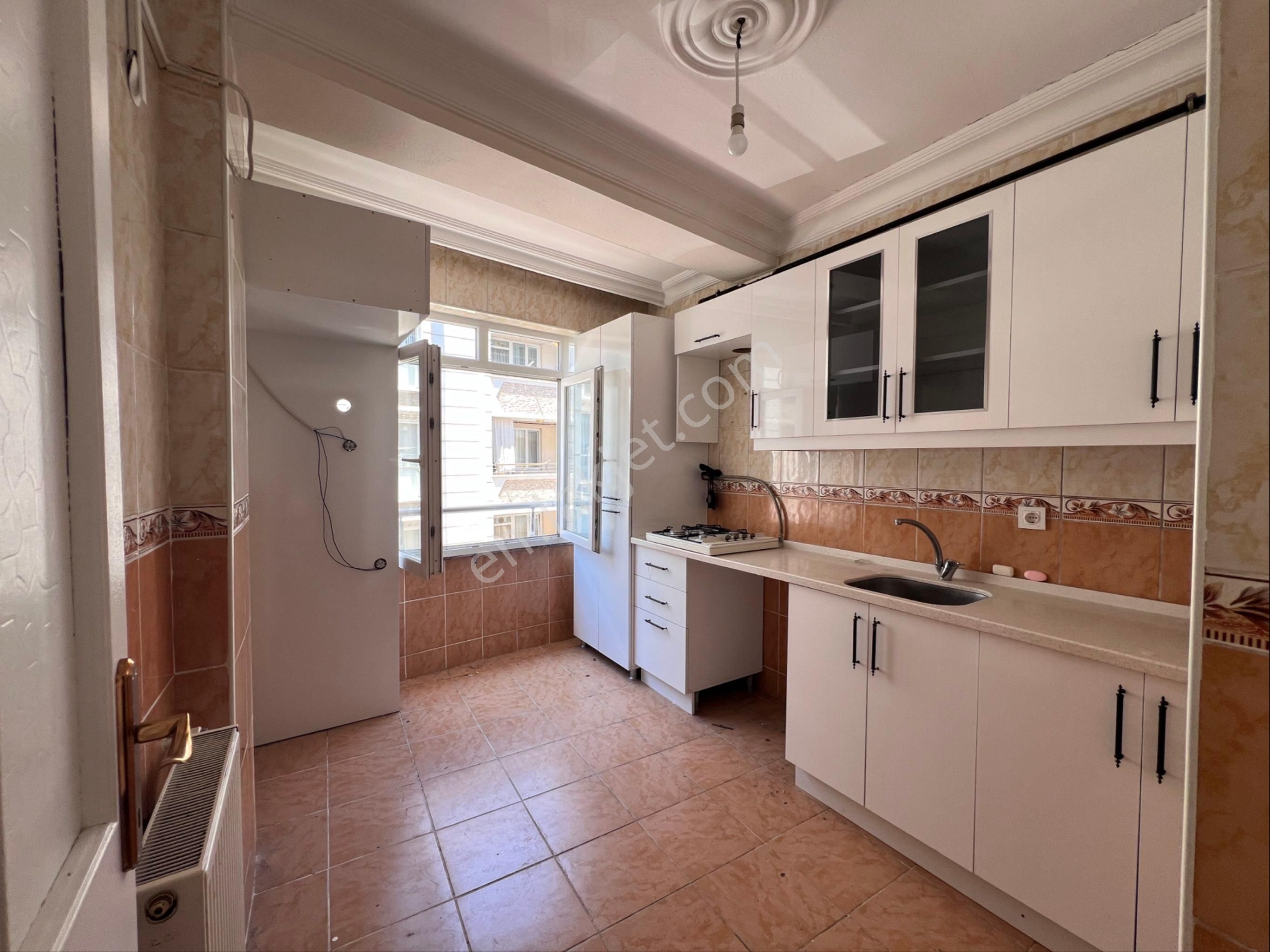Esenyurt Ta Acil Satilik Caddeye Yakin Kelepir Arakat 2+1 95m2