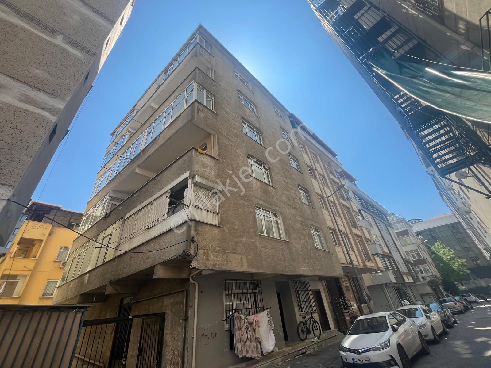 Serkan Gayrimenkulden Mahmutbey Caddesine Yakın 4 Kat 110 Metre Daire