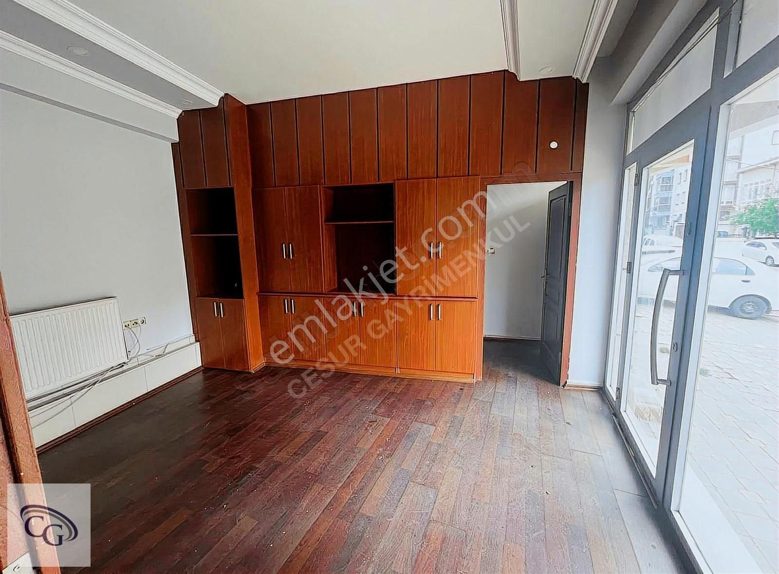 Çobançeşme'de Caddeye Yakın 140 M² Satılık Depolu Dükkan