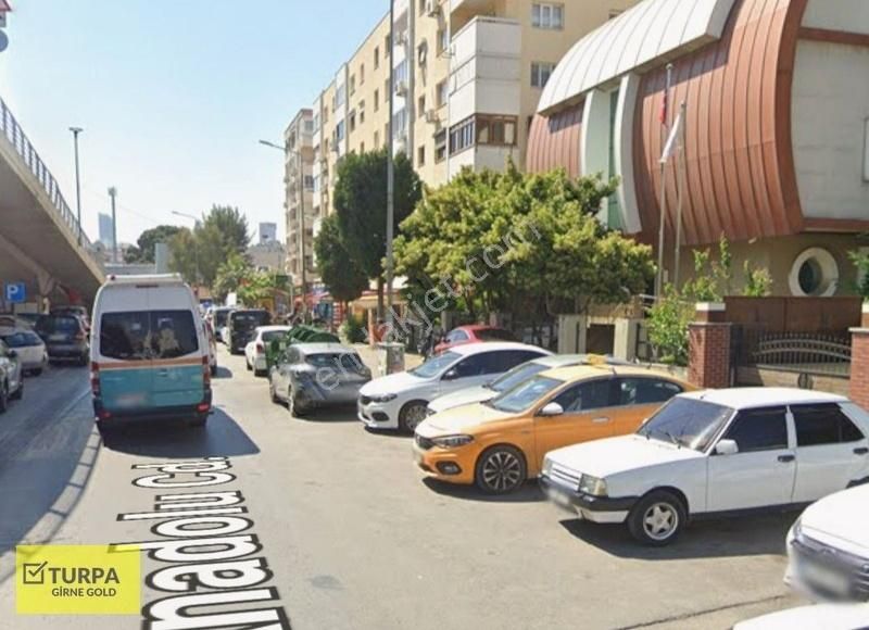 Bayraklıda Belediyesi Yanında Anadolu Caddesinde Kiralık Dükkan
