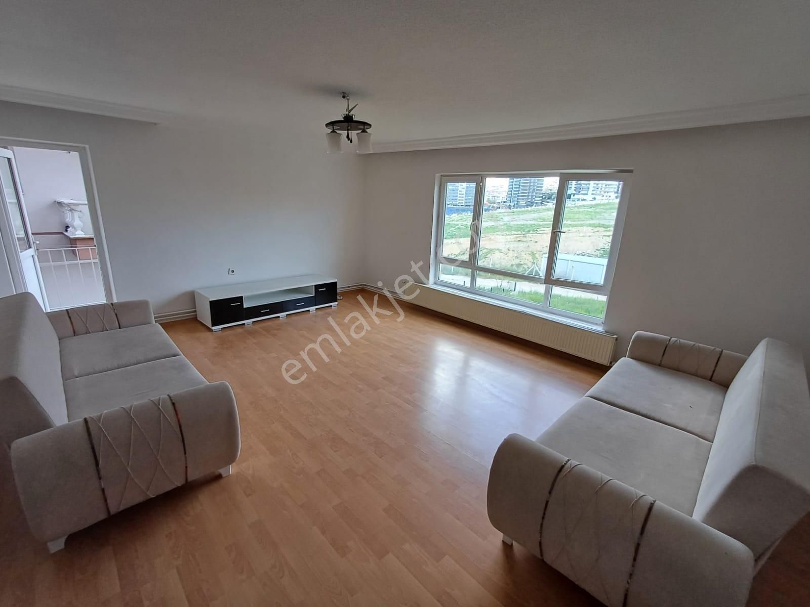 Dikmen Sinan Caddesinde İçi Yapılı Aydınlık Manzaralı Kot 2 De 3+1 Satılık Daire