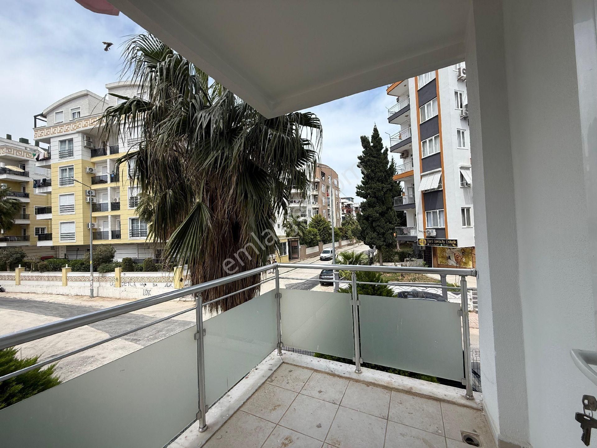 Konyaaltı Hurma'da Havuzlu Açık Otoparklı 2+1 Geniş Satılık Daire
