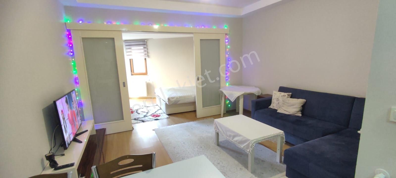 Papatya Residence 2' De Metrobüse 5 Dakika Eşyalı 1+1