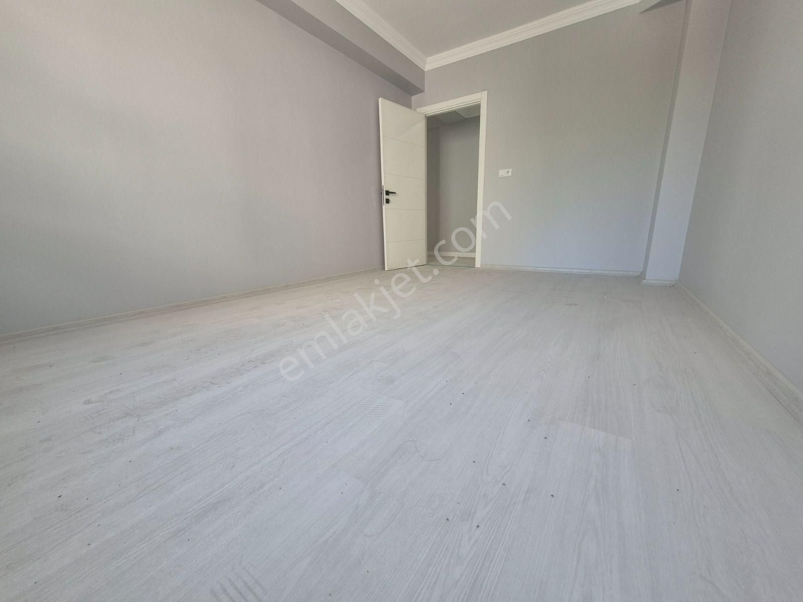 Zafer Mah. Esenli Caddesi Yakını 3+1/ Sho-11