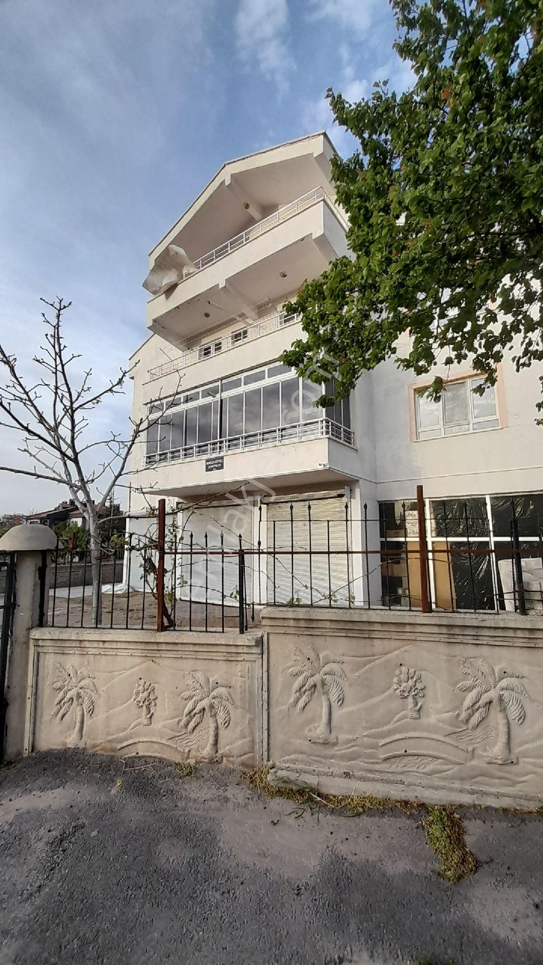 Bahçelievlerde Tranvaya Ve Hastaneye Yakın Kapalı Yüzme Havuzluvilla