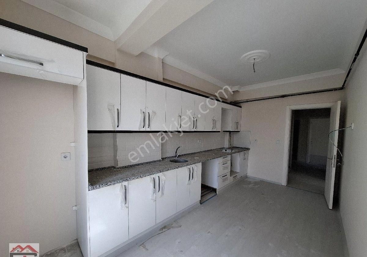 Akhisar Efendi Fahri Sertel Emlaktan Kiralık 2.kat Asansörlü 2+1 Sıfır Daire