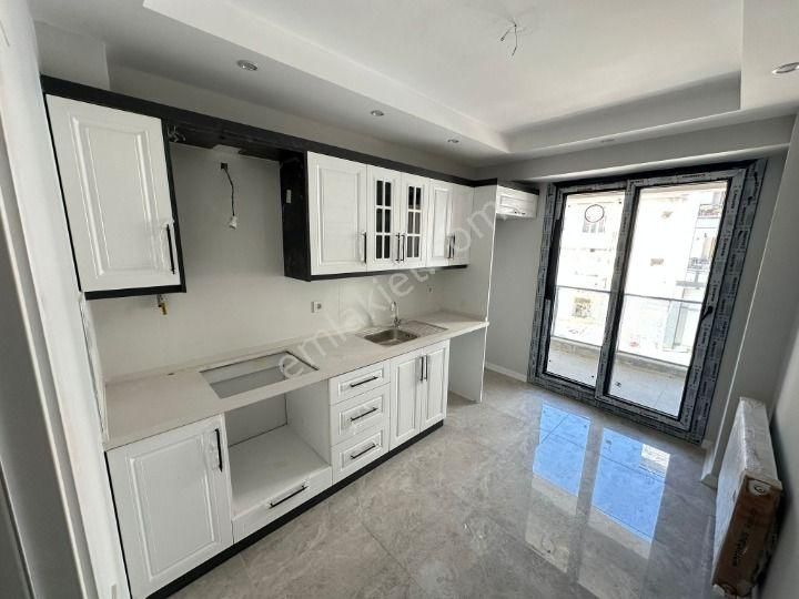Zeki Emlak'tan Muradiye'de Satılık 3+1 Ara Kat, Otoparklı Daire.