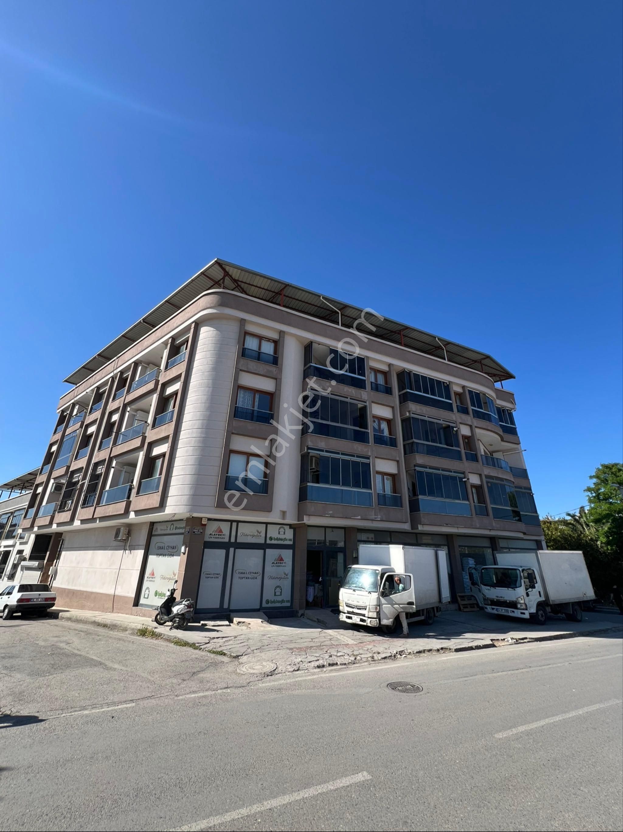 Sancak Emlak’dan Cadde Üzeri Çift Balkonlu Arakat Geniş 3+1