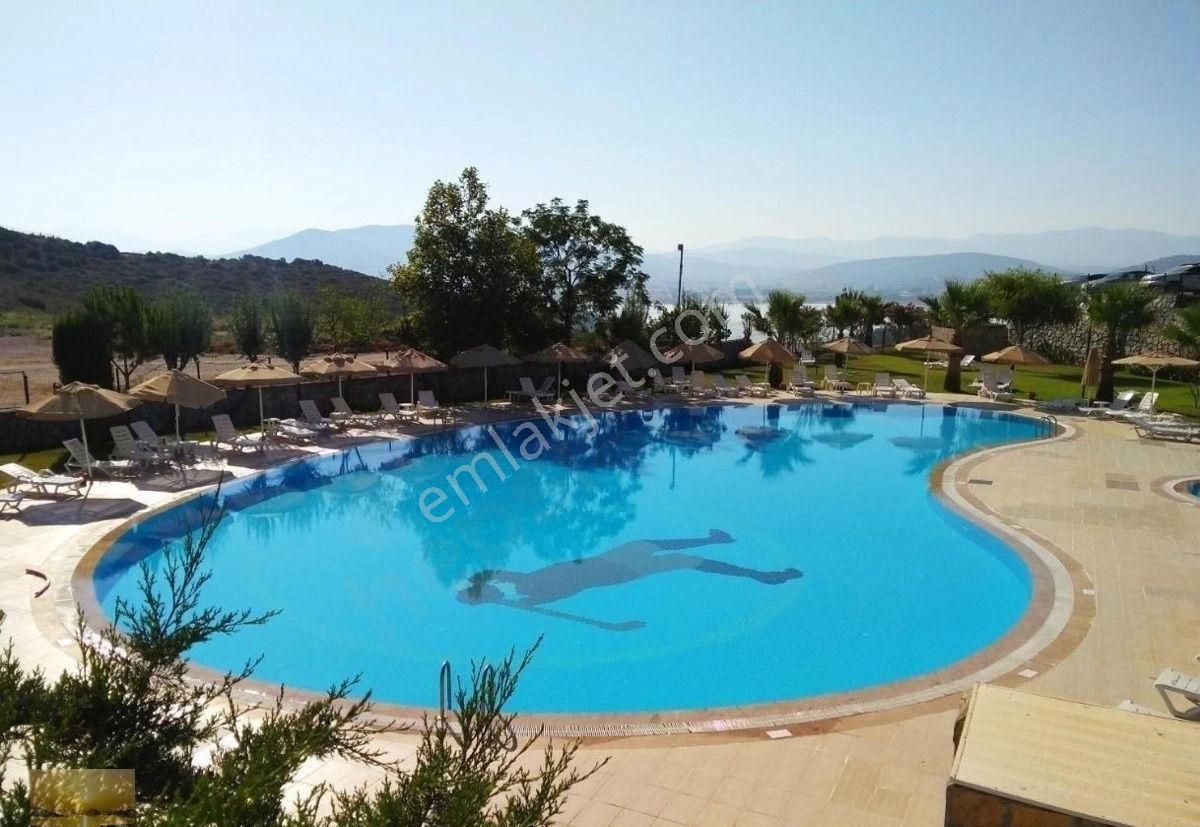 Büyük Köşe Bahçeli Satılık Ev Kumsal Plaja Yakın Sitede Plaj İmkanlı - Görsel 2