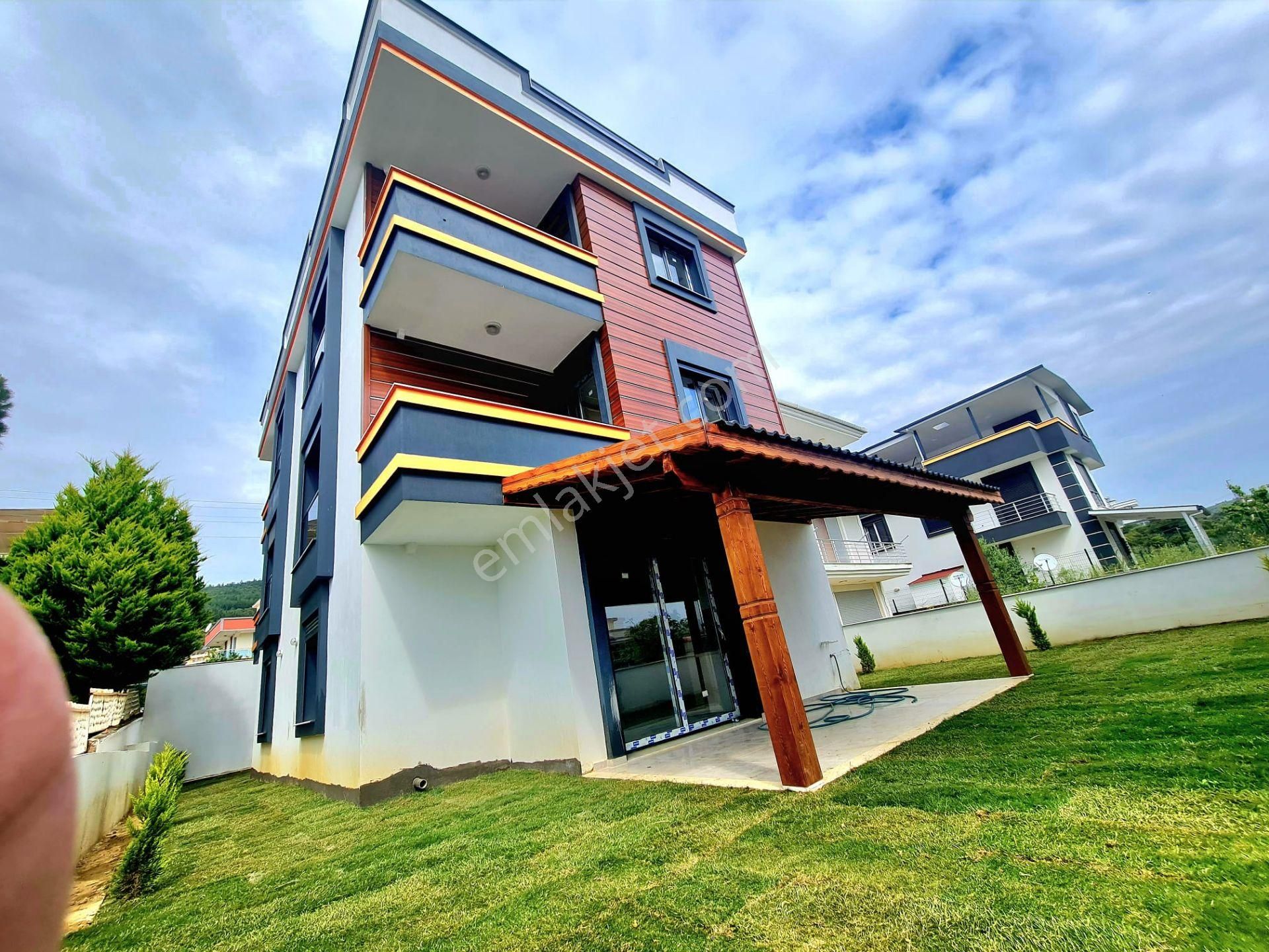 Doğanbey'de Deniz Şehir Doğa Manzaralı Satılık Bahçeli 4+1 Villa
