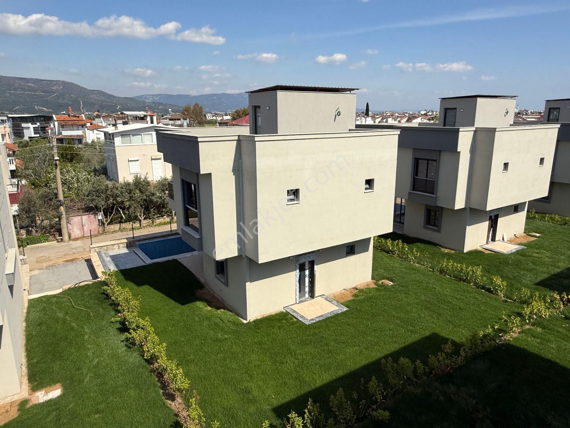 Doğanbey De 300m2 Tek Müstakil Havuzlu Satılık 3+1 Villa