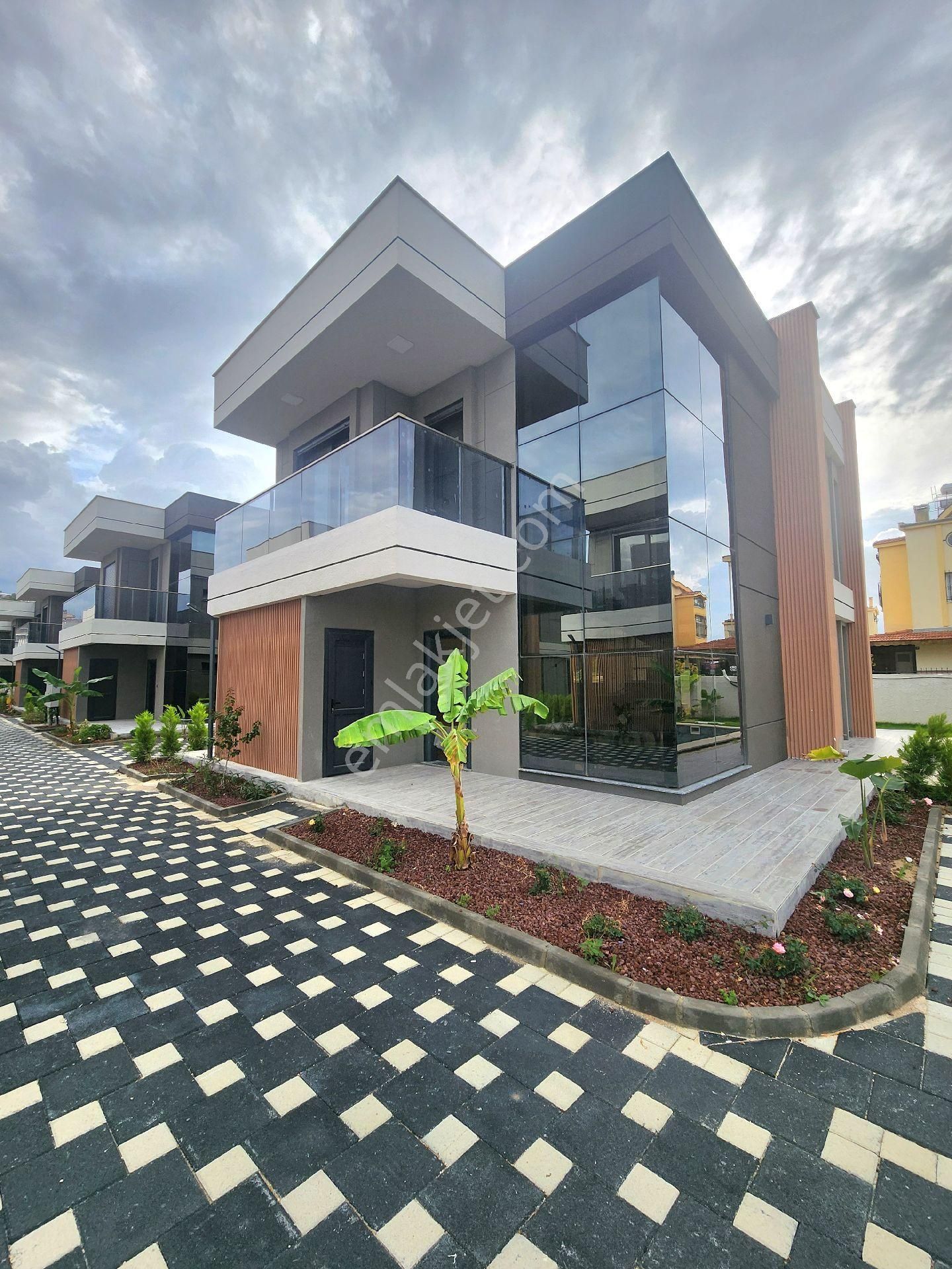 Kuşadası Sogucakda Ful Eşyalı 4+1 Villa