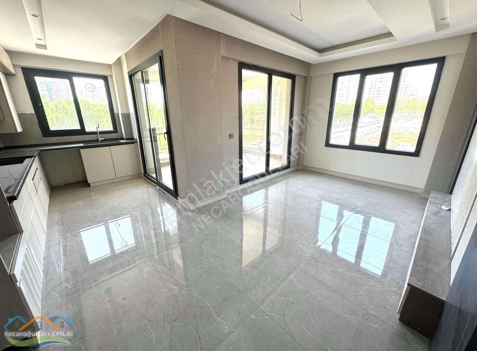 Necaroğullarından Kent Meydanı Civarı 3+1 Lüks Daire