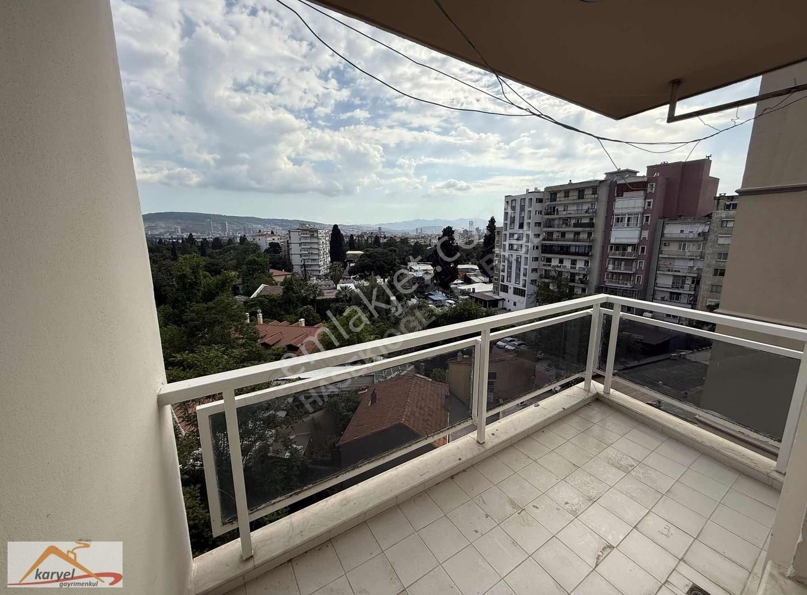 Merkezde Geniş Ferah Önü Açık Çift Balkonlu Daire