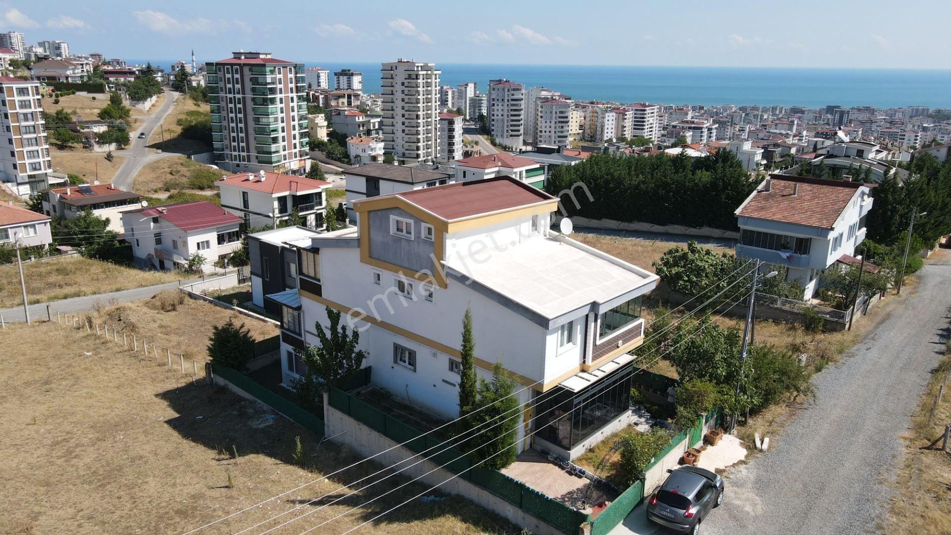 Doktorlar Caddesinde Kiralık Tripleks Villa