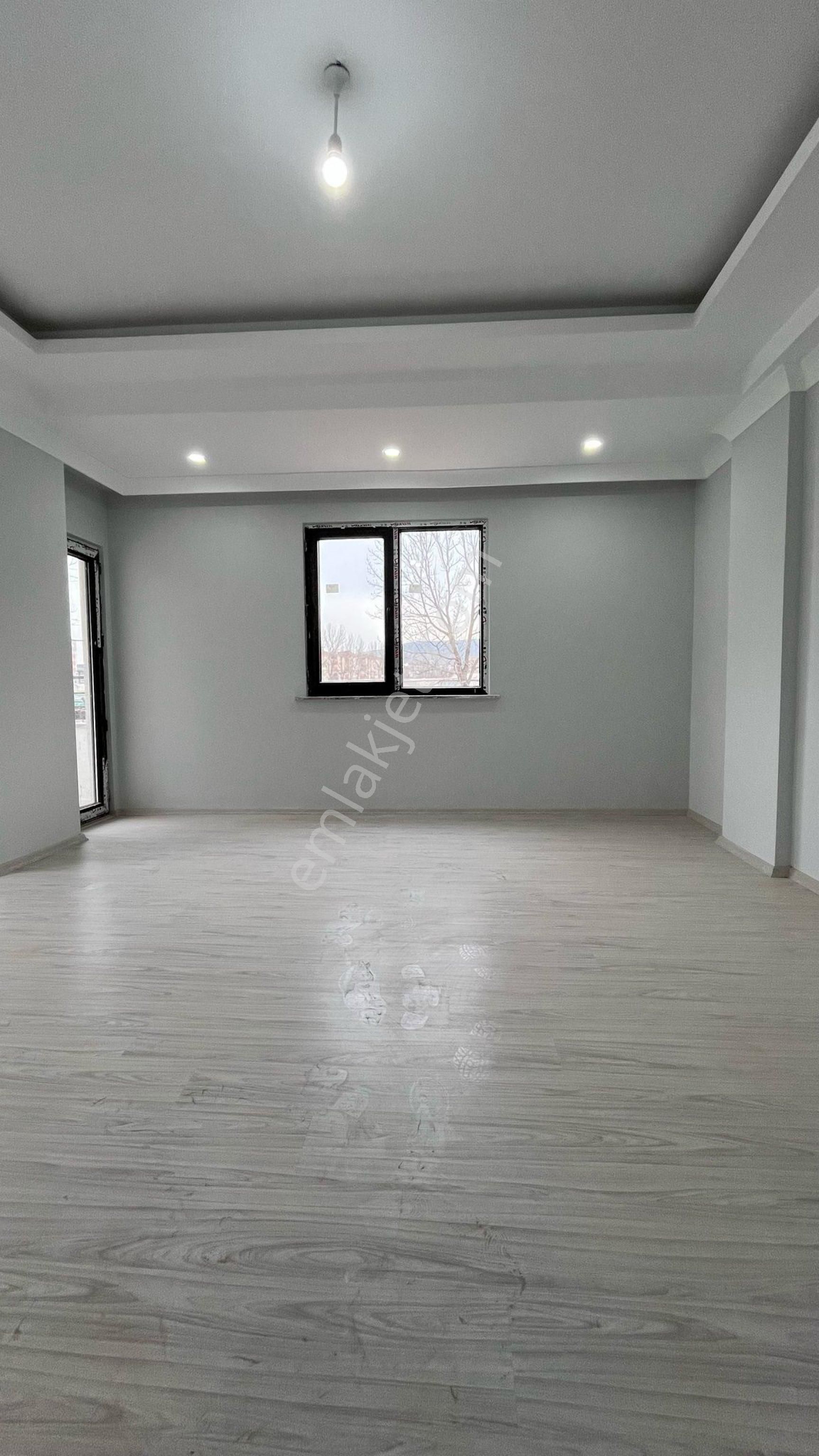 Samandıra Osmangazi Mahallesinde Butik Sitede 2+1 Geniş Daire !!