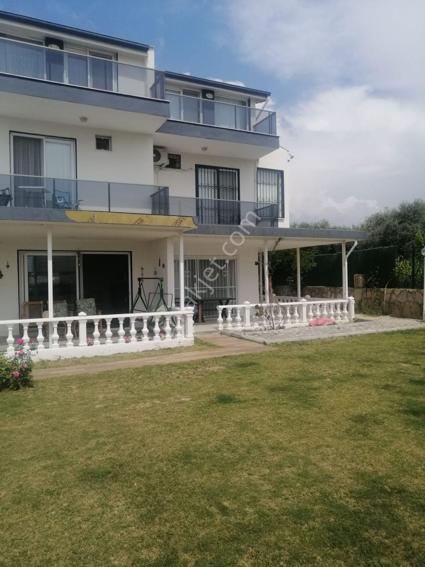Kuşadası Soğucak 3 Katlı Deniz Manzaralı Satılık Ful Eşyalı Fırsat Villa