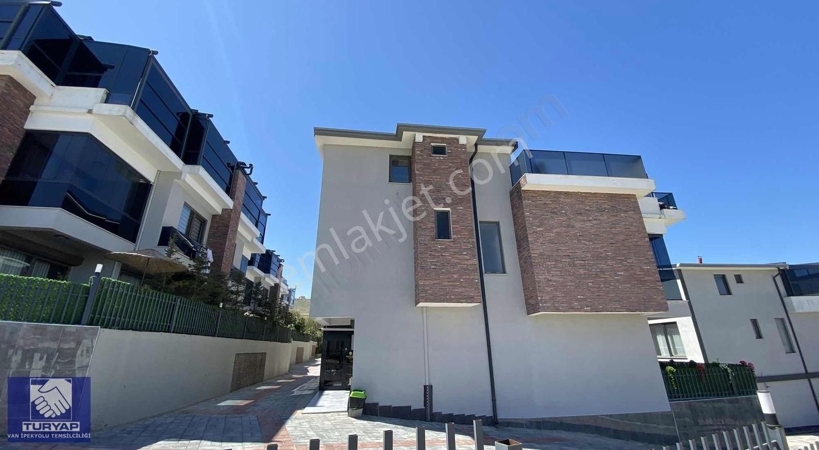 Turyap'tan Edremitte Göl Manzaralı Satılık Villa