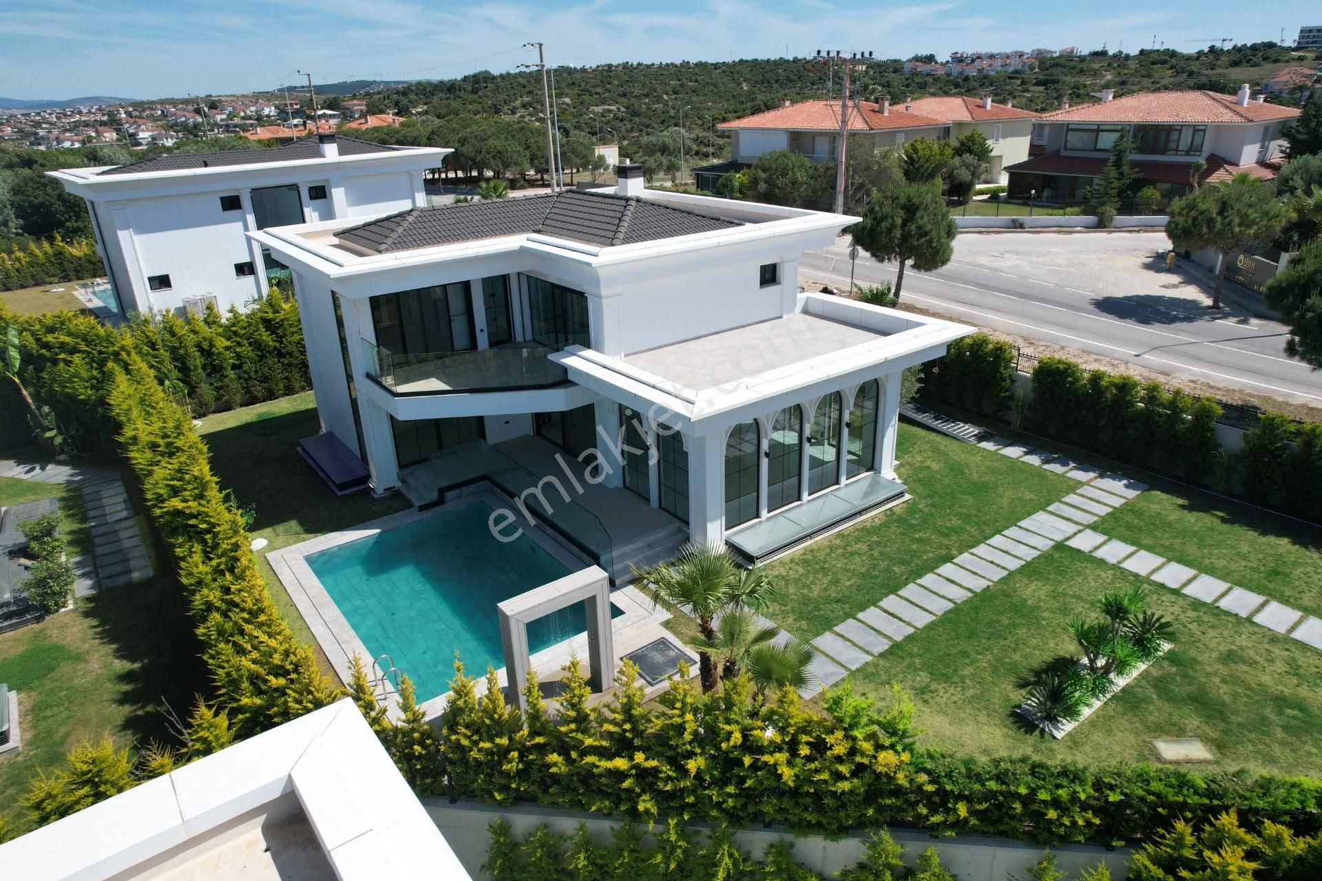 Çeşme Dalyan Eşsiz Manzaralı Müstakil Havuzlu 8+1 Satılık Villa