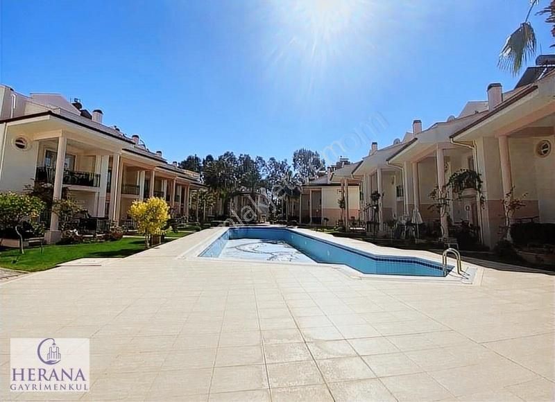 Sahile 300m. Havuzlu Nezih Site İçerisinde Satılık Köşe Villa