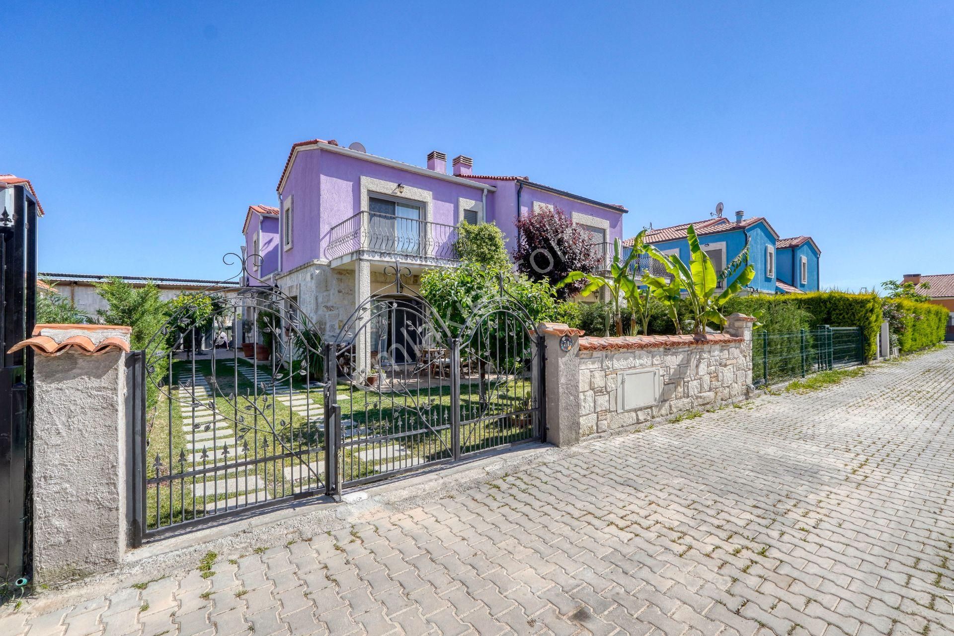 Taş Cepheli Cam Tavanlı Ve Meyve Ağaçlarıyla Çevrili Villa