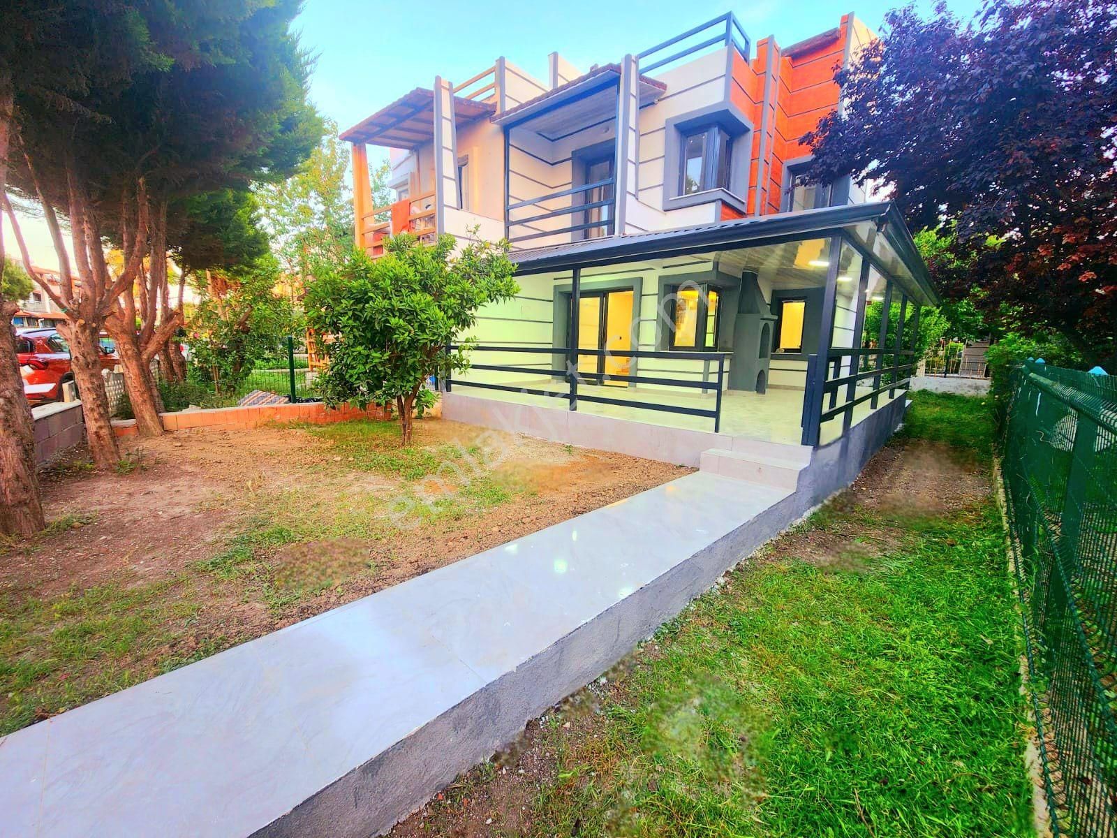 Kuşadasında Denize Çok Yakın Ful Yapılı Bahçeli Villa