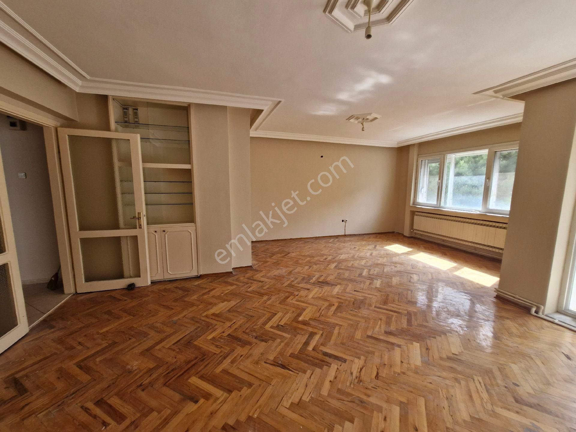 Girne Bulvarı Yakını Köşe Doğalgazlı 130 M2 Kiralık Mkd Emlak