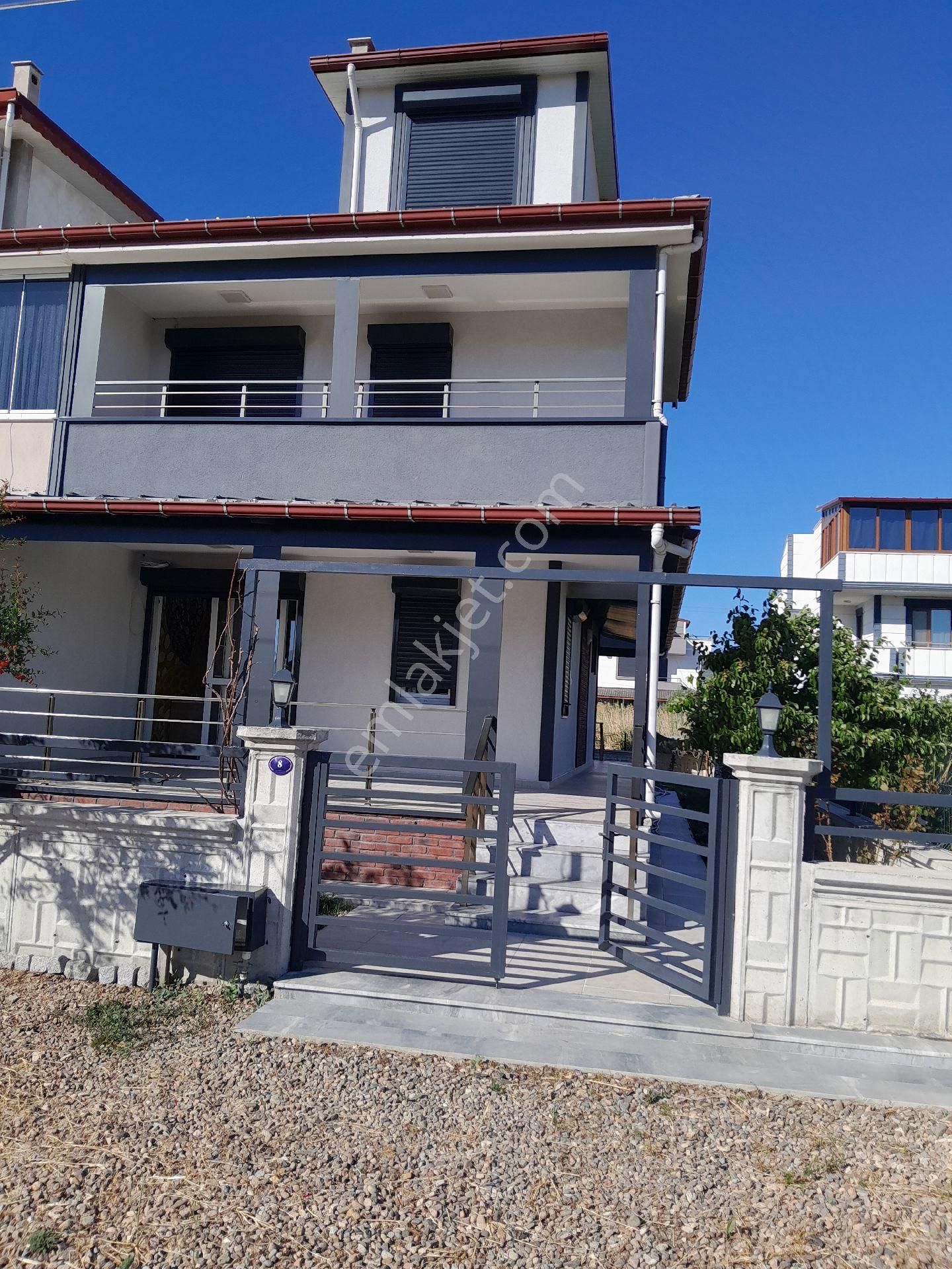 Satılık Bahçeli Yazlık Villa