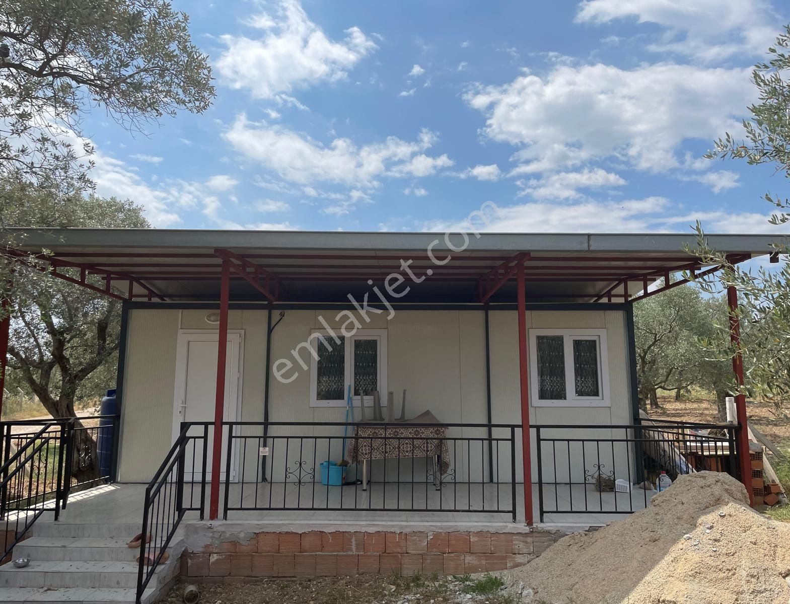 Torbalı Arslanlarda Hazir İcinde Evi Bulunan Elektrik Suyu Olan Hazir Zeytinlik