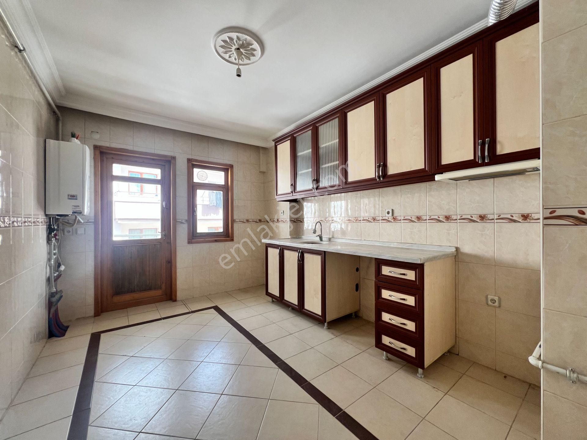 Ufuk Kılıç Emlak'tan Azmi Ert. İ.o Yanı Geniş Ve Ferah 130m² 3+1