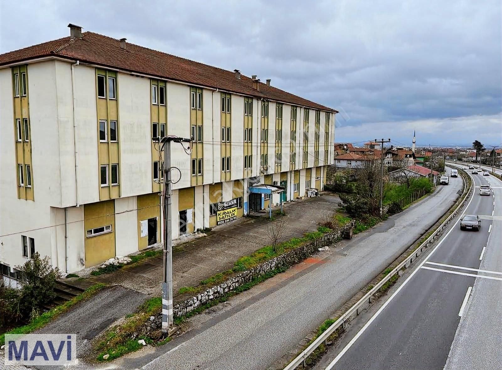 Remax Mavi'den E-5 Cepheli Eski Öğrenci Yurdu Binası Ve Arsası