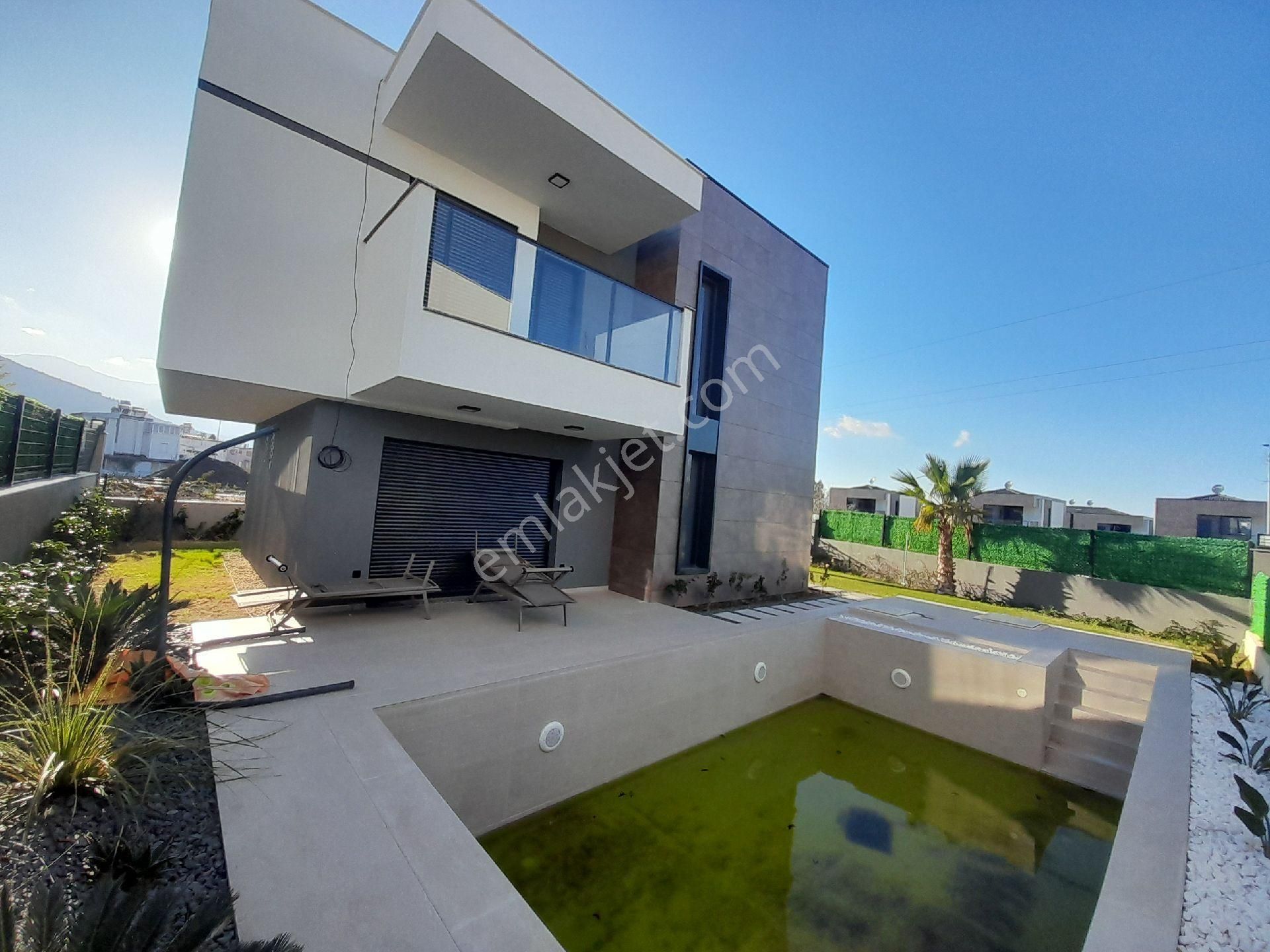 Kuşadası Güzelçamlı Da Müstakil Özel Havuzlu Full Eşyalı 3+1 Villa