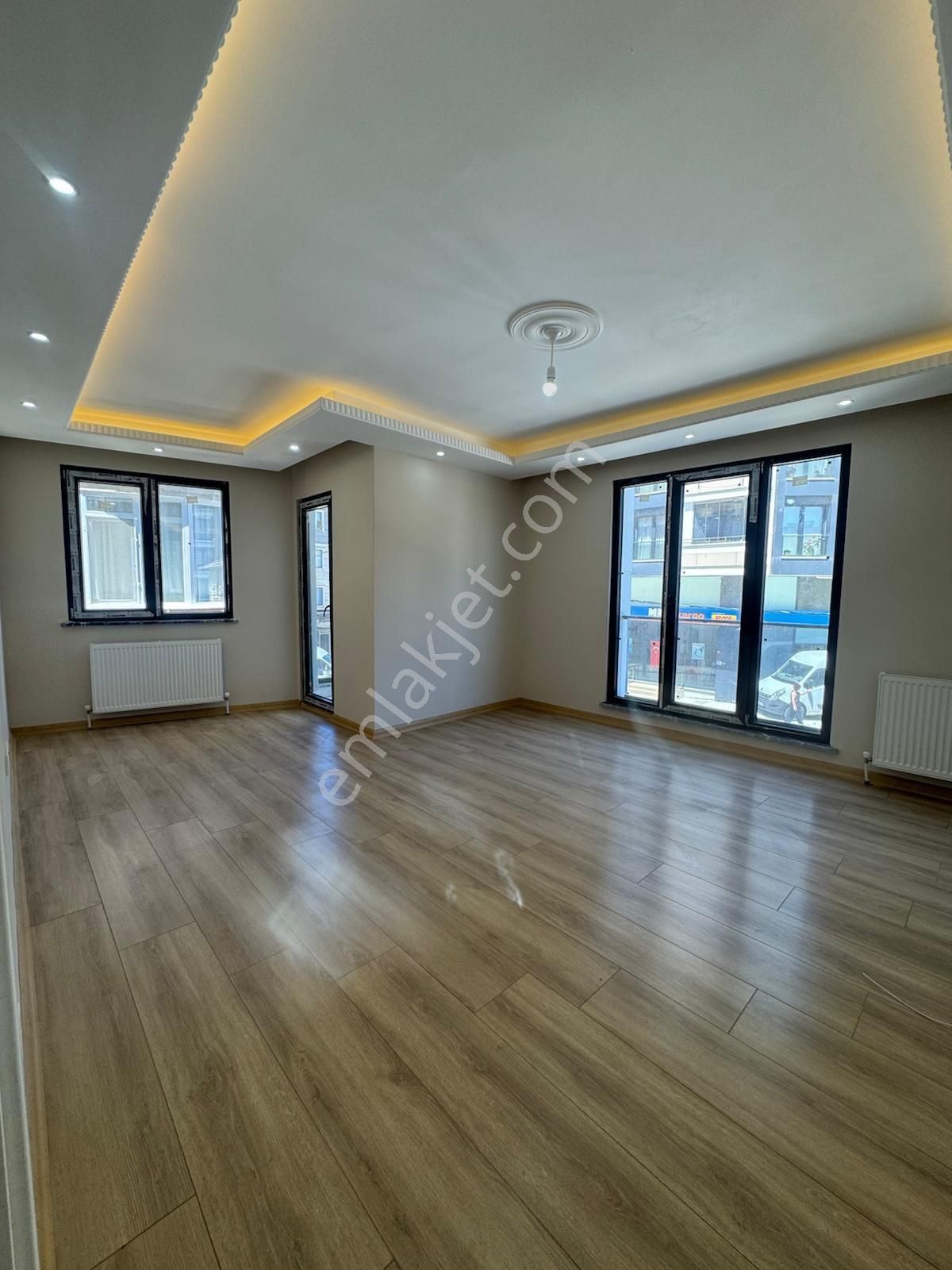 Sarıgazi Lise Caddesinde 3+1 Satılık Daire !!