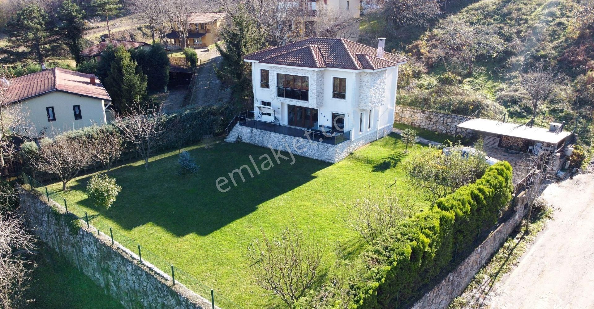 Sapanca İlmiye'de Göl Manzaralı Müstakil Villa