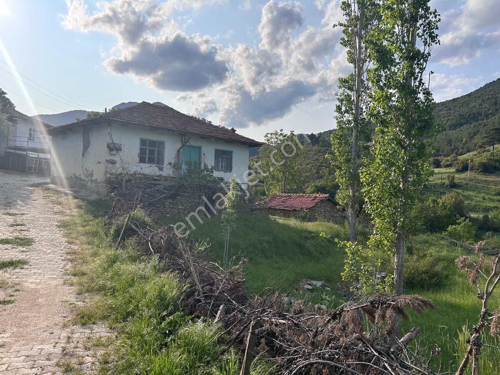 Çamlıdere Köy Yerleşim Alanı İçerisinde Satılık Müstakil Ev Ve Tarla